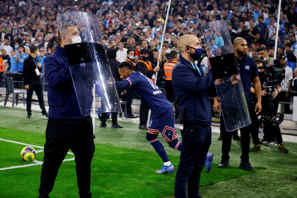 Trong một trận đấu khác, nhân viên an ninh phải lập hàng rào chắn để Neymar thực hiện quả đá phạt góc.