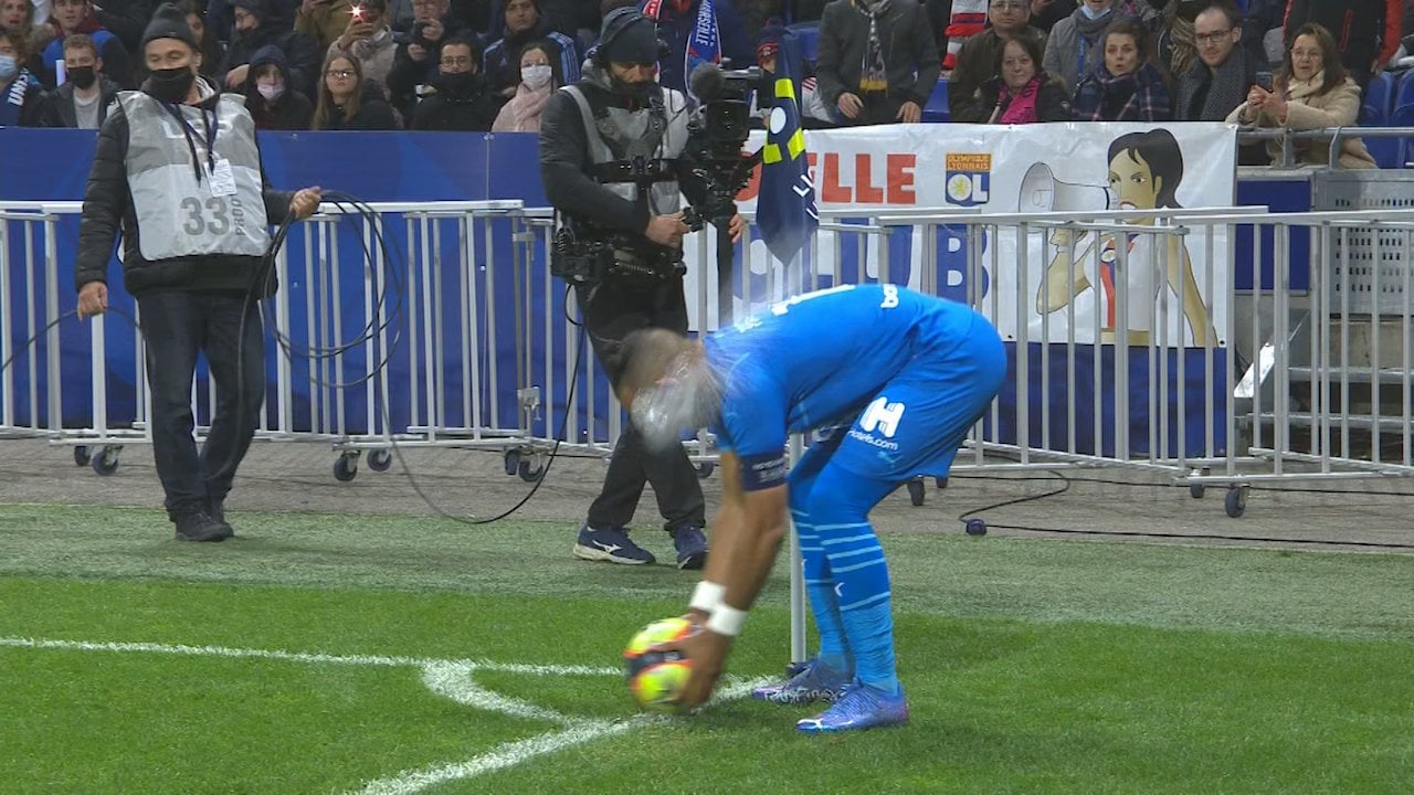 Trong trận đại chiến giữa Lyon và Marseille tại sân Groupama, thêm một sự cố nữa xuất hiện.