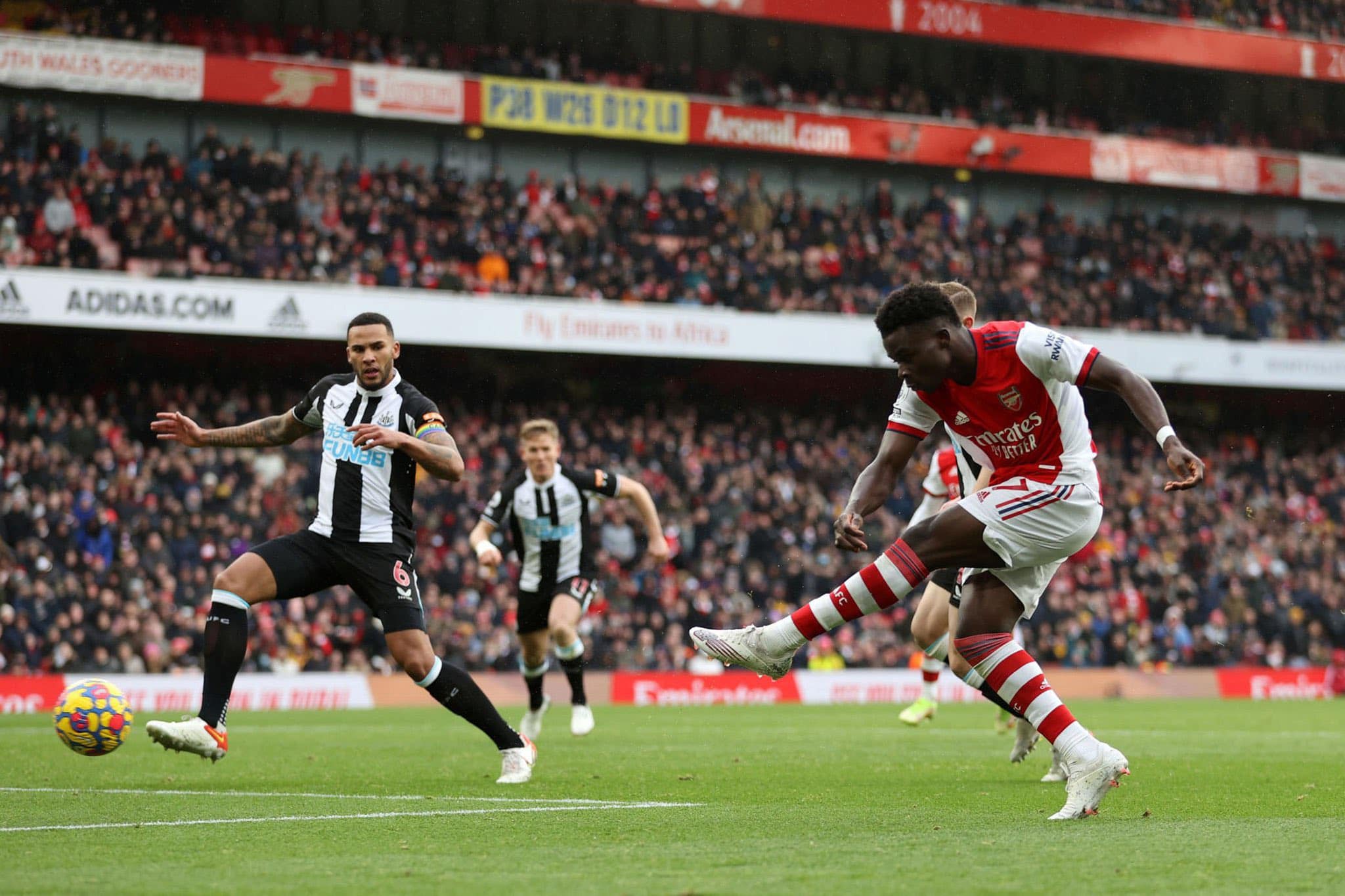 Pháo thủ trở lại với chiến thắng trước Newcastle United.