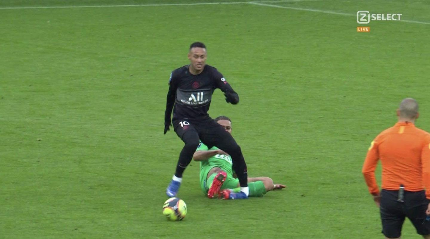 Tiền đạo người Brazil bị lật cổ chân trong chiến thắng của PSG.