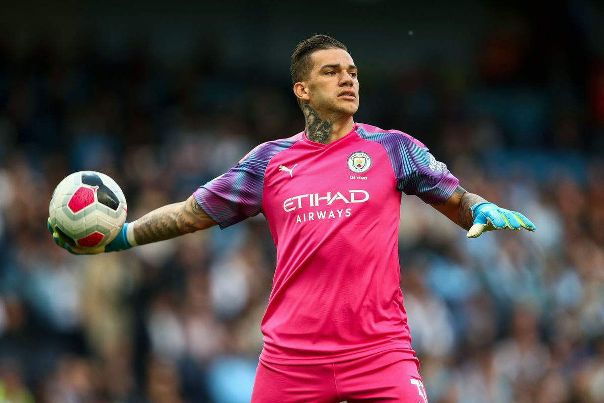 3. Ederson Moraes (Man City). Ederson là chủ nhân của giải thưởng cá nhân Găng tay Vàng ở 3 mùa Premier League gần nhất. Ngôi sao người Brazil góp công lớn trên hành trình Man City đoạt cú ăn ba lịch sử mùa giải năm ngoái.