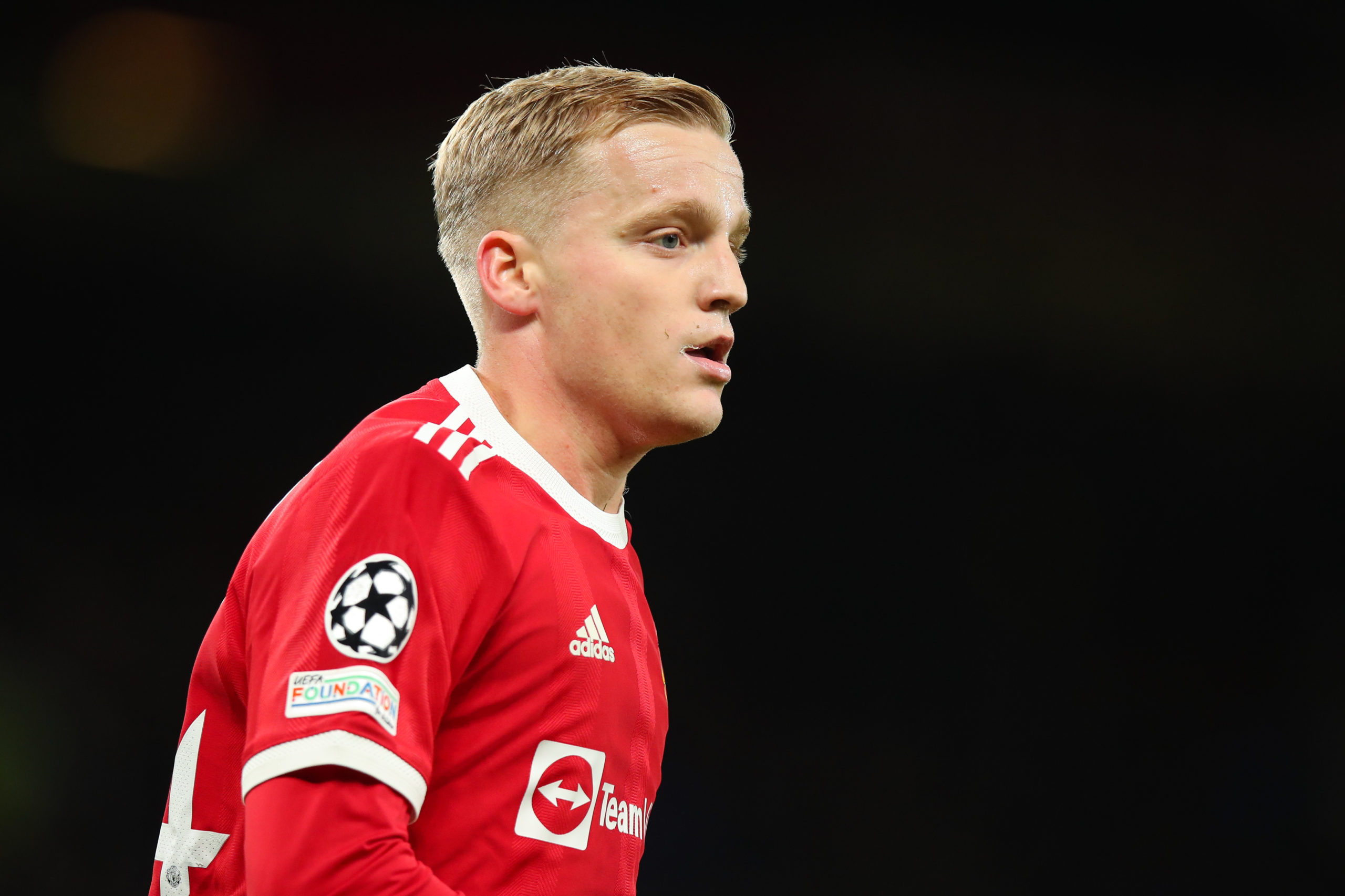 Tiền vệ trung tâm: Donny Van de Beek. Sau quãng thời gian dài bị thất sủng tại Man Utd, Van de Beek đang để ngỏ ý định tìm kiếm bến đỗ mới. Vì vậy, đội chủ sân St. James' Park đã bắt đầu có những liên hệ dành cho chân chuyền người Hà Lan.