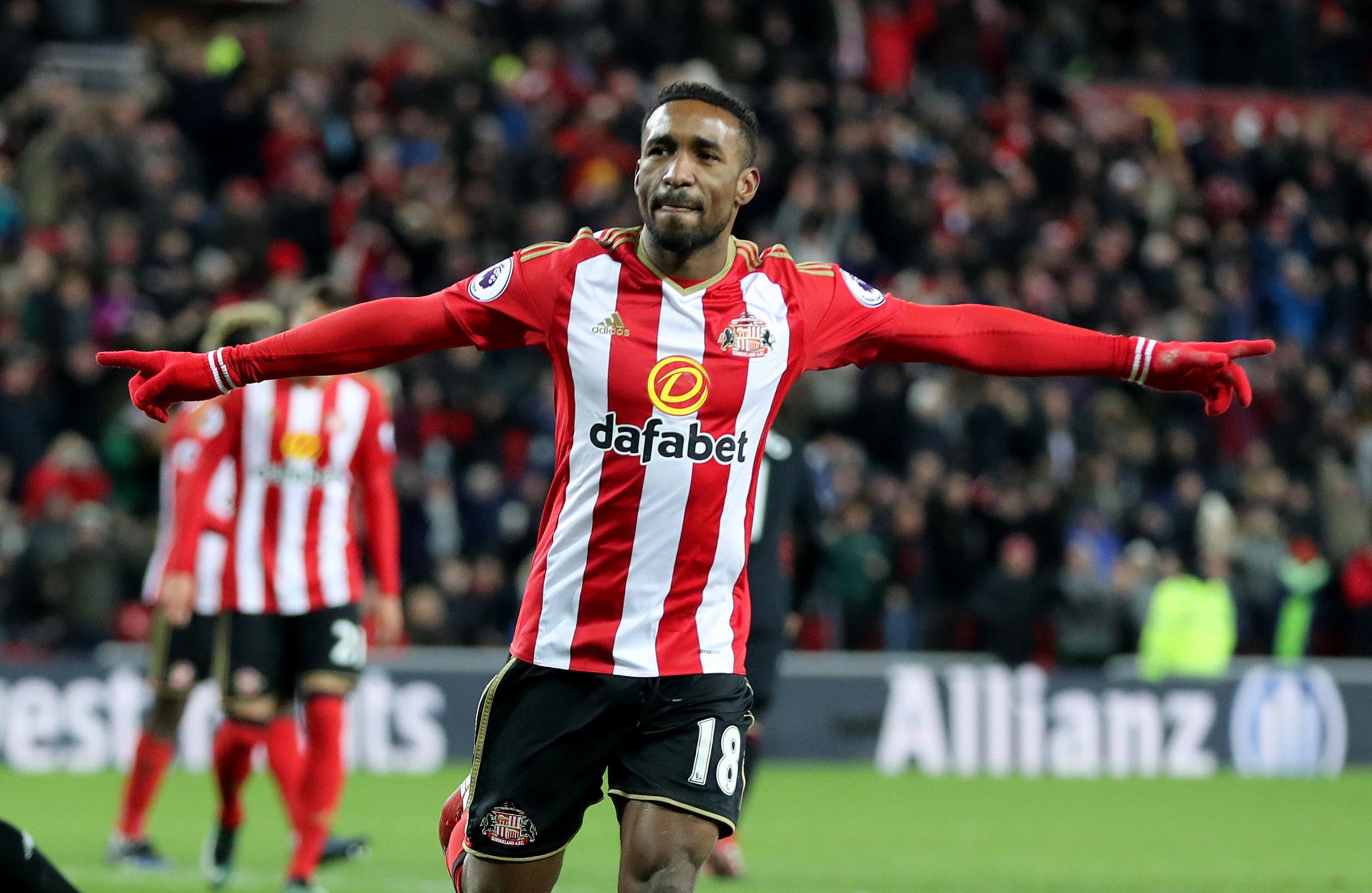 Jermain Defoe: Tiền đạo kỳ cựu 39 tuổi người Anh trở lại khoác áo đội bóng quen thuộc Sunderland. Trước đó, anh kết thúc hợp đồng với Rangers.