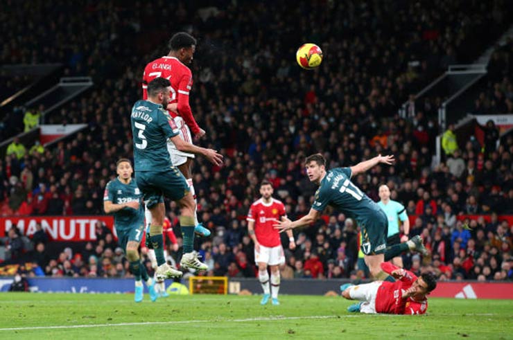 Trở lại với diễn biến chính, Man Utd hòa Boro sau 120 phút thi đấu. Trong loạt sút luân lưu, Anthony Elanga không thực hiện thành công lượt đá thứ 8, khiến Man Utd bị loại khỏi giải đấu. Một thất bại đáng xấu hổ của Quỷ đỏ.