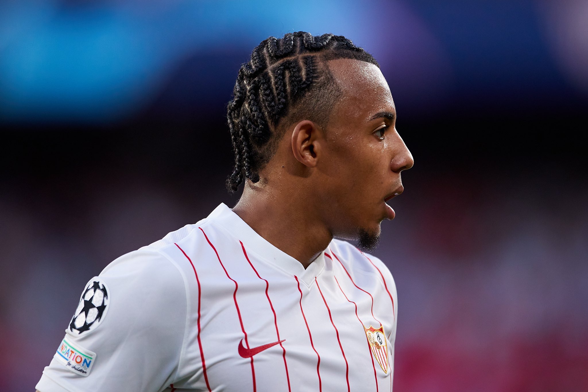 Ảnh bài viết Chelsea tự tin ký hợp đồng với Jules Kounde bất chấp lệnh trừng phạt