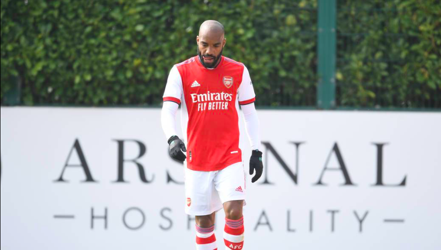 Sau giờ nghỉ Lacazette có thêm 2 bàn thắng để hoàn tất cú hat-trick.