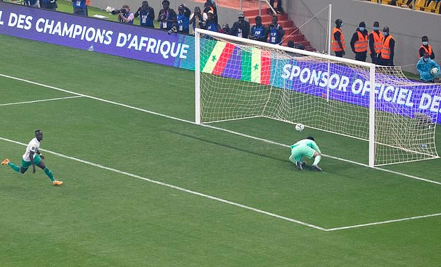 Kết quả hòa 1-1 sau 2 lượt trận buộc hai đội phải bước vào loạt sút luân lưu may rủi để phân định thắng thua.