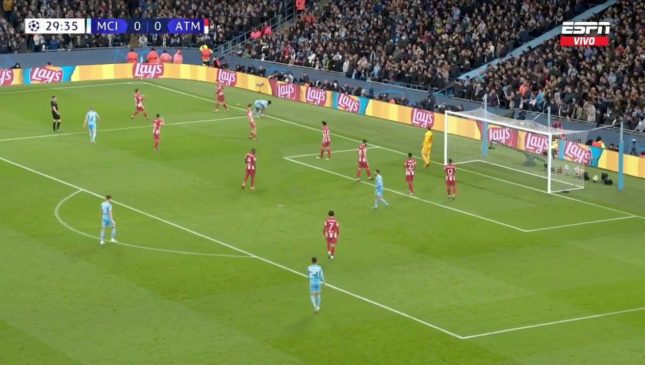 Theo đó, cứ mỗi khi Man City có bóng, đội khách đều để mặc đối thủ thích làm gì thi làm.