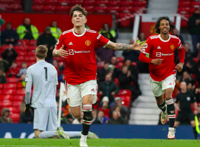 Và cũng trong trận gặp Chelsea, chính cầu thủ thần tượng Cristiano Ronaldo này ghi bàn mở tỷ số trận đấu.