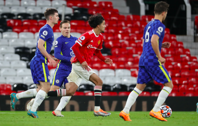 Dù vậy, các cầu thủ trẻ của Man Utd chơi chắc chắn và bịt kín mọi đường vào khung thành khiến Chelsea bất lực.