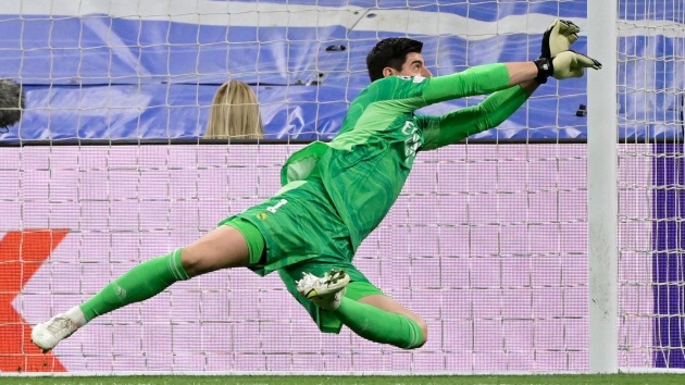 Thủ thành người Bỉ chơi nổi bật và trở thành chốt chặn an toàn giúp Real Madrid không thủng lưới quá 1 bàn để tiếp tục nuôi hy vọng.