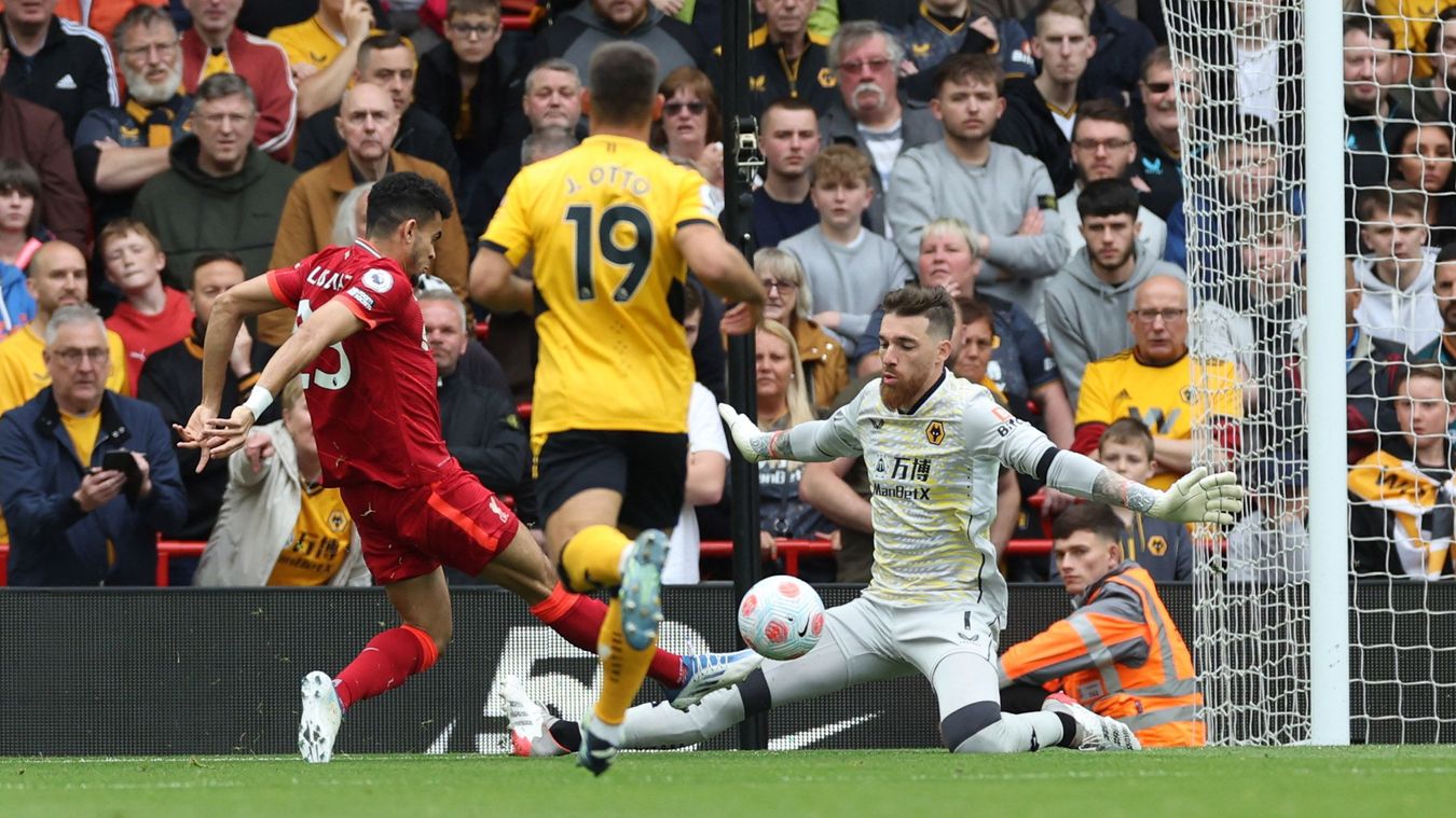 Liverpool liên tục dồn ép Wolves.