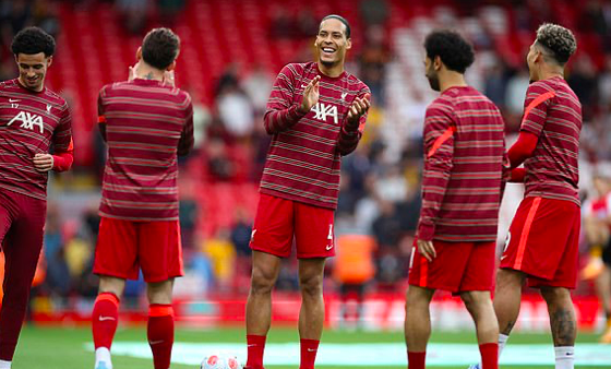Cầu thủ Liverpool vẫn tươi cười trước trận.