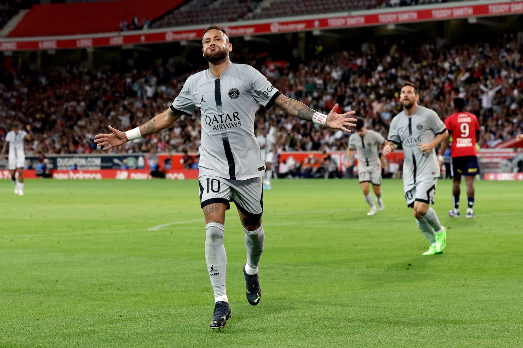 Từ đầu mùa, Neymar đạt phong độ cao và trở thành niềm cảm hứng trên hàng công PSG.