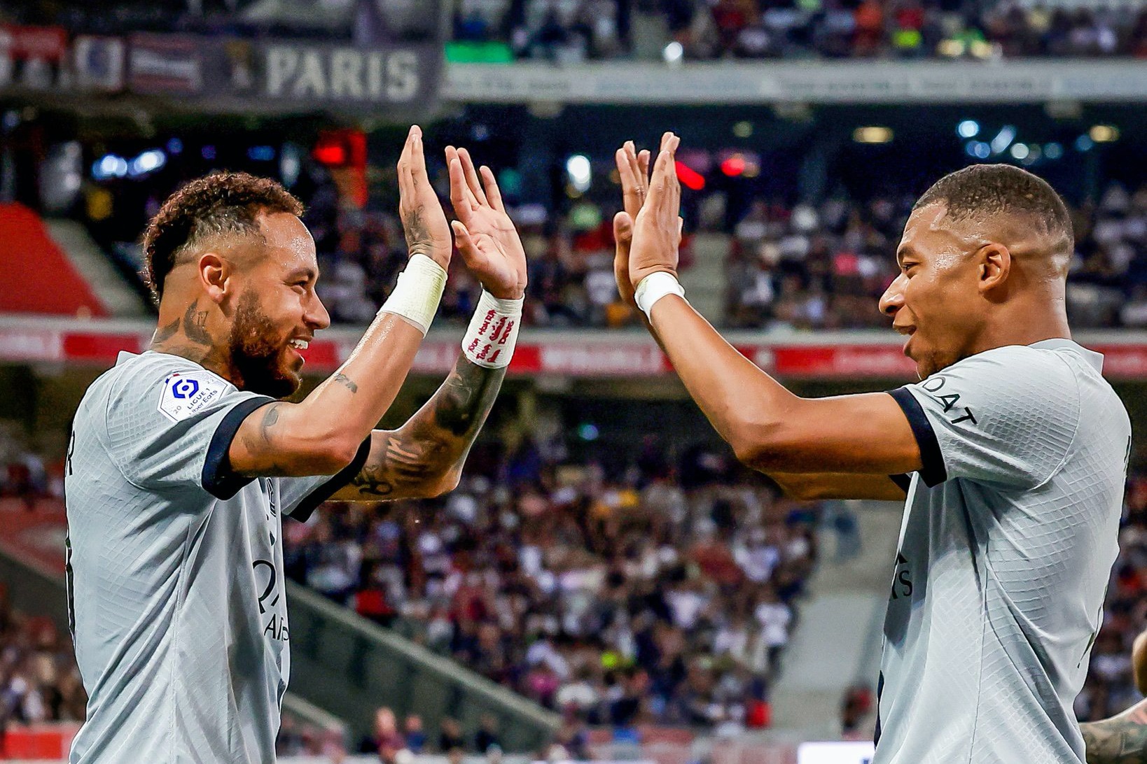 Thật vậy, Mbappe chơi xuất sắc. Anh ghi thêm 2 bàn ở các phút 66 và 87 để hoàn thành cú hattrick. Anh cũng có thêm 1 kiến tạo. Cá nhân Mbappe và Neymar có sụ ăn ý không nhỏ trong trận đấu này.