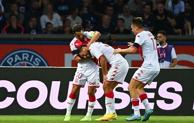 Ngay phút 20, lưới của PSG đã rung lên. Kevin Volland chớp thời cơ trước khi tung cú sút hạ gục Gianluigi Donnarumma.