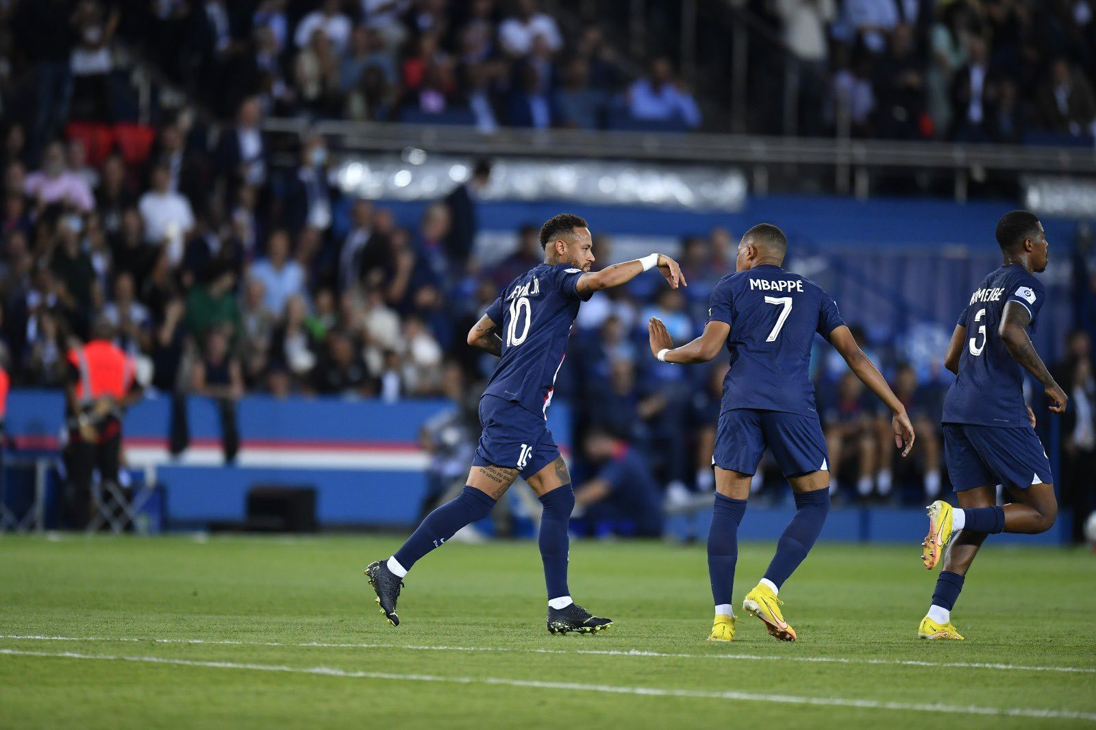 Neymar chứng tỏ phong độ cao khi ghi 6 bàn và có 6 kiến tạo sau 4 trận ở Ligue 1 mùa này. Anh cũng cán mốc bàn thắng thứ 350 ở cấp CLB.