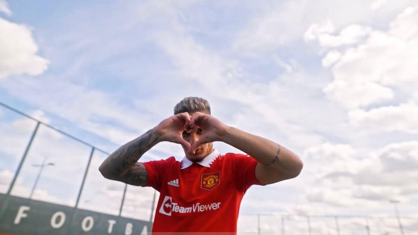 Hình ảnh đầu tiên của Antony trong màu áo Man Utd.