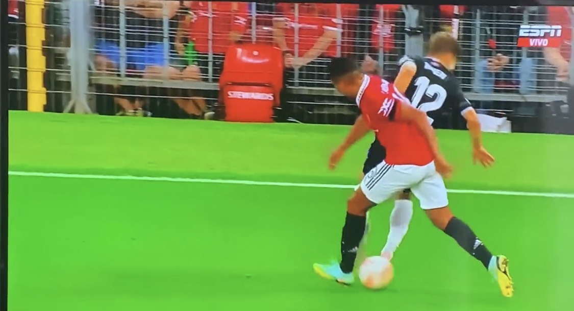 Tình huống Casemiro bị xỏ háng.