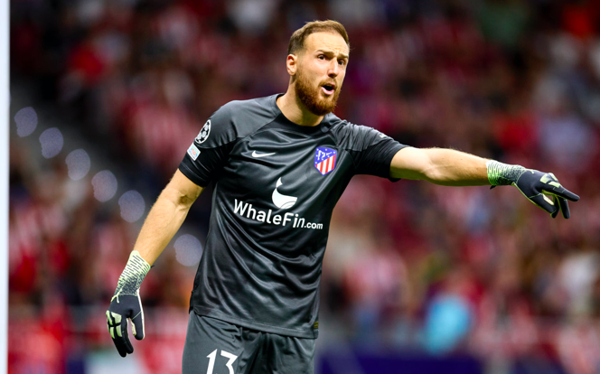 9. Jan Oblak (Atletico Madrid). Thủ thành người Slovenia sở hữu phản xạ tuyệt vời, khả năng đọc trận đấu, chỉ huy hàng phòng ngự…. Oblak có gần 10 năm, thi đấu hơn 400 trận cho Atletico Madrid.