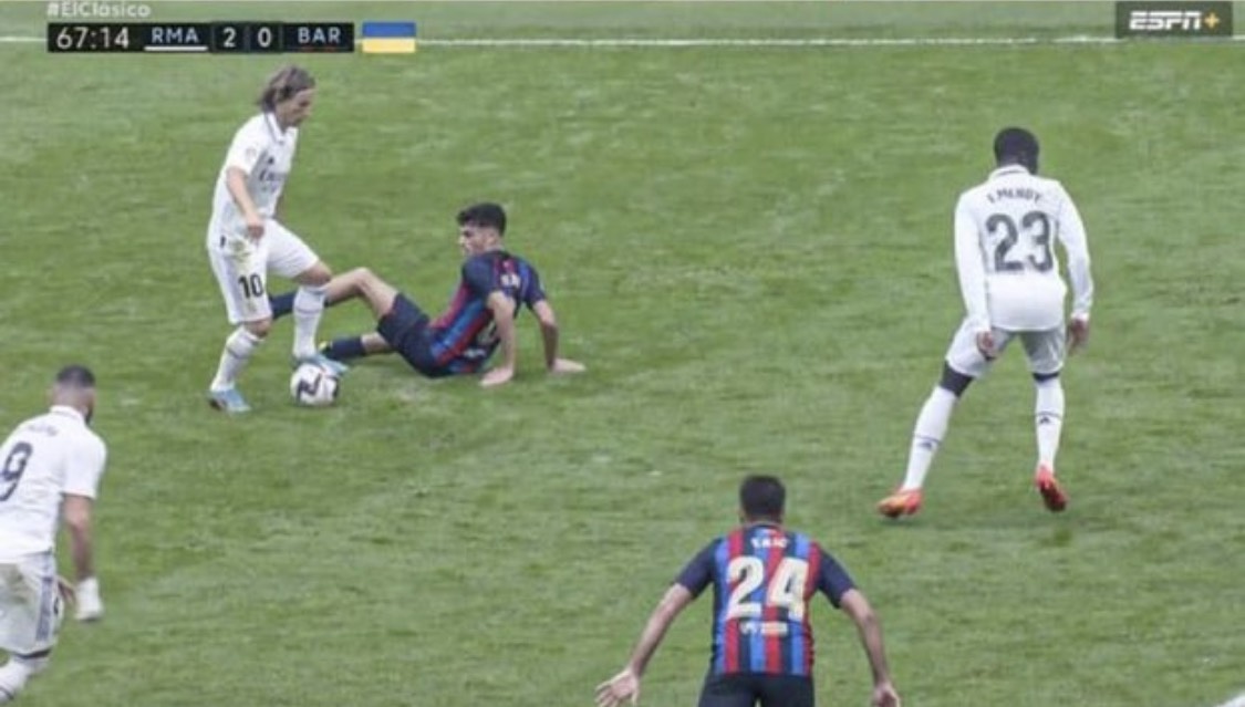 Trước sự áp sát của Pedri, Modric nhấc nhẹ quả bóng và dễ dàng vượt qua cầu thủ trẻ bên phía Barca. Ở tuổi 37, Modric vẫn đang có những pha xử lý không thể chê.