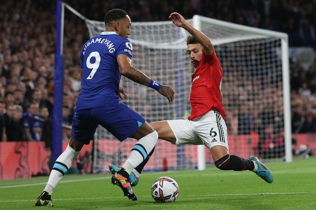 Với tinh thần máu lửa và thi đấu ổn định, Martinez đang dần thay đổi bộ mặt hàng thủ Man Utd.