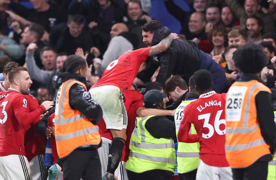 Anh lao lên tận khán đài để chia vui cùng người hâm mộ Man Utd.