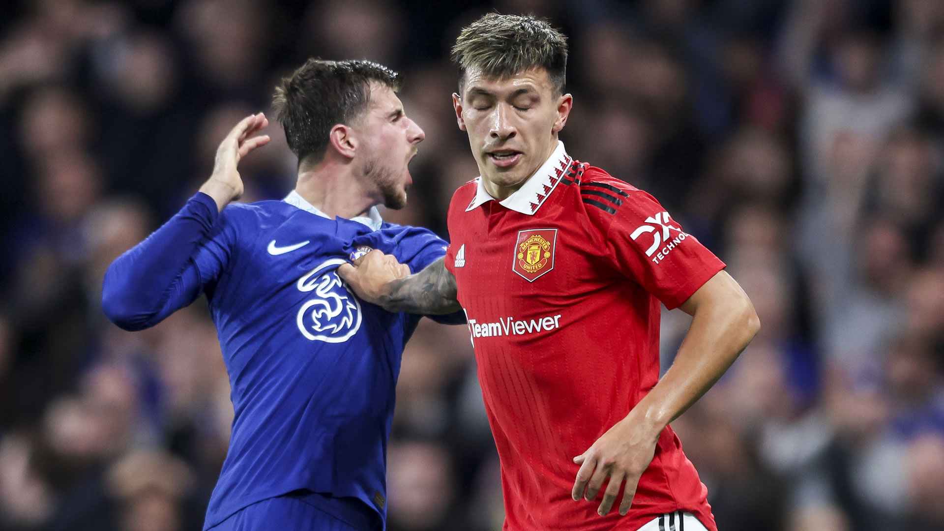 Martinez cũng không ngần ngại ăn thua đủ với Mason Mount.