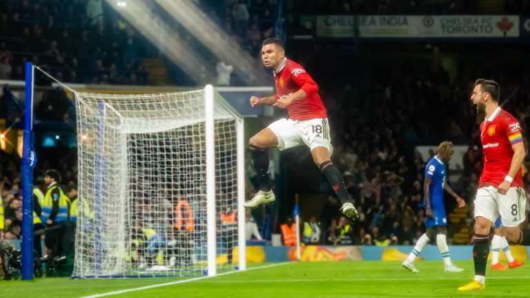 Ở những phút bù giờ, Casemiro đánh đầu gỡ hòa cho Man Utd.