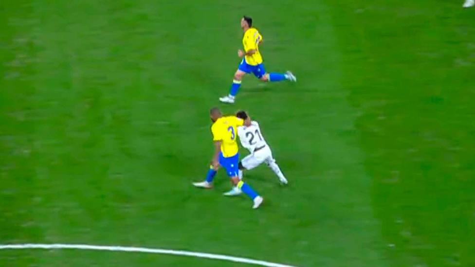 Cầu thủ Cadiz nhanh tay kẹp cổ tài năng trẻ người Brazil.