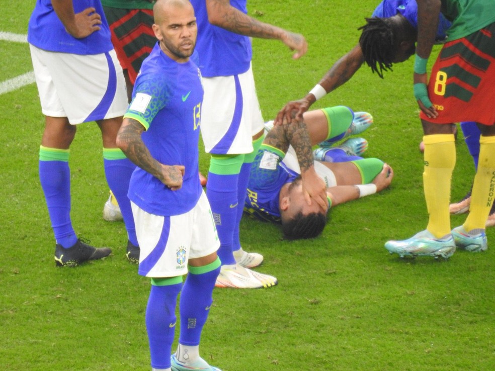Brazil ôm mặt khóc khi nằm trên sân.