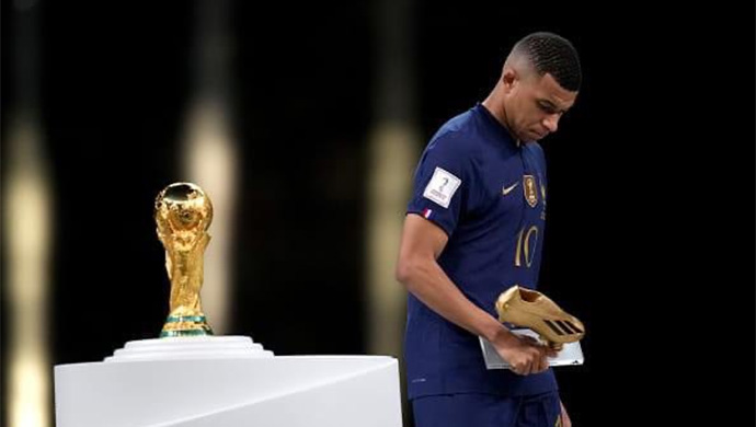 Mbappe giành Chiếc giày vàng của giải đấu.