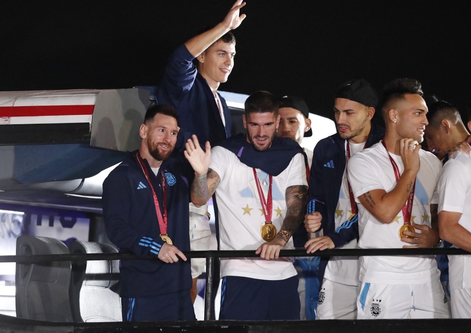 Lionel Messi và đồng đội vẫy tay chào người hâm mộ.