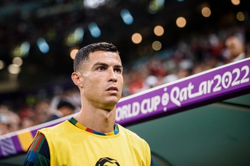Ronaldo rời bỏ bóng đá châu Âu.