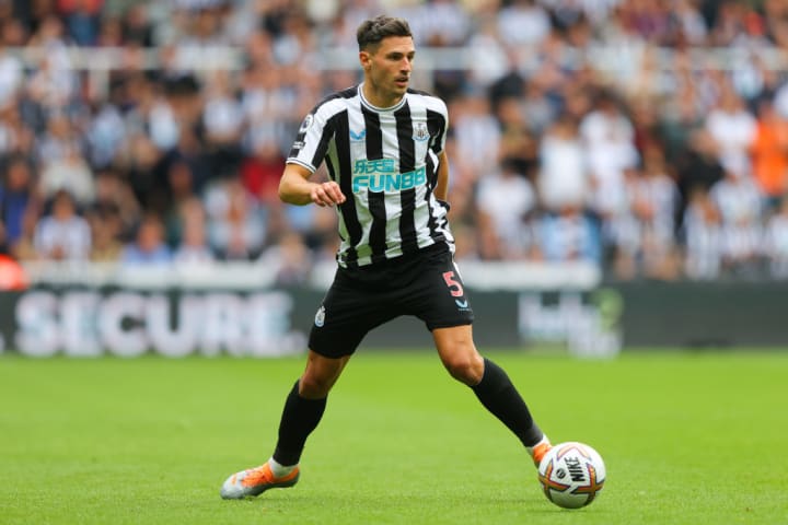 9. Fabian Schar: Newcastle có hàng phòng ngự tốt nhất giải đấu, để thủng lưới ít bàn nhất và giữ sạch lưới nhiều nhất. Schar là lý do Chích chòe chơi tốt đến vậy.
