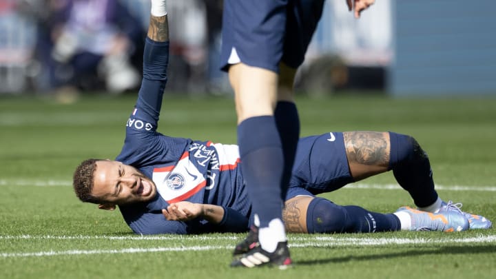 Neymar dính chấn thương nghiêm trọng và phải phẫu thuật.