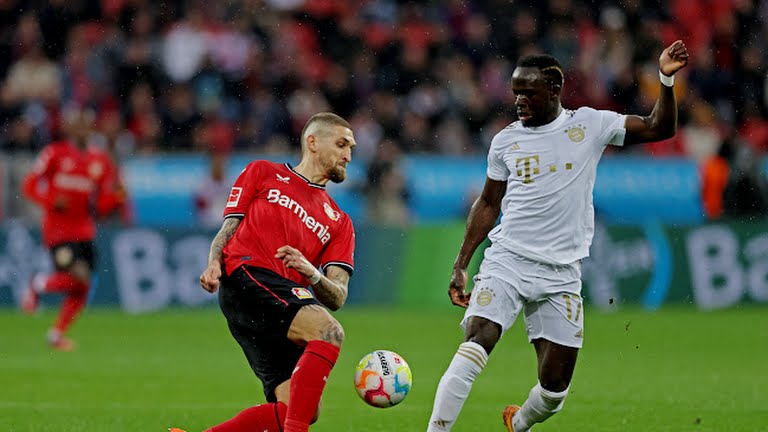Bayern gặp khó khăn trước Leverkusen.