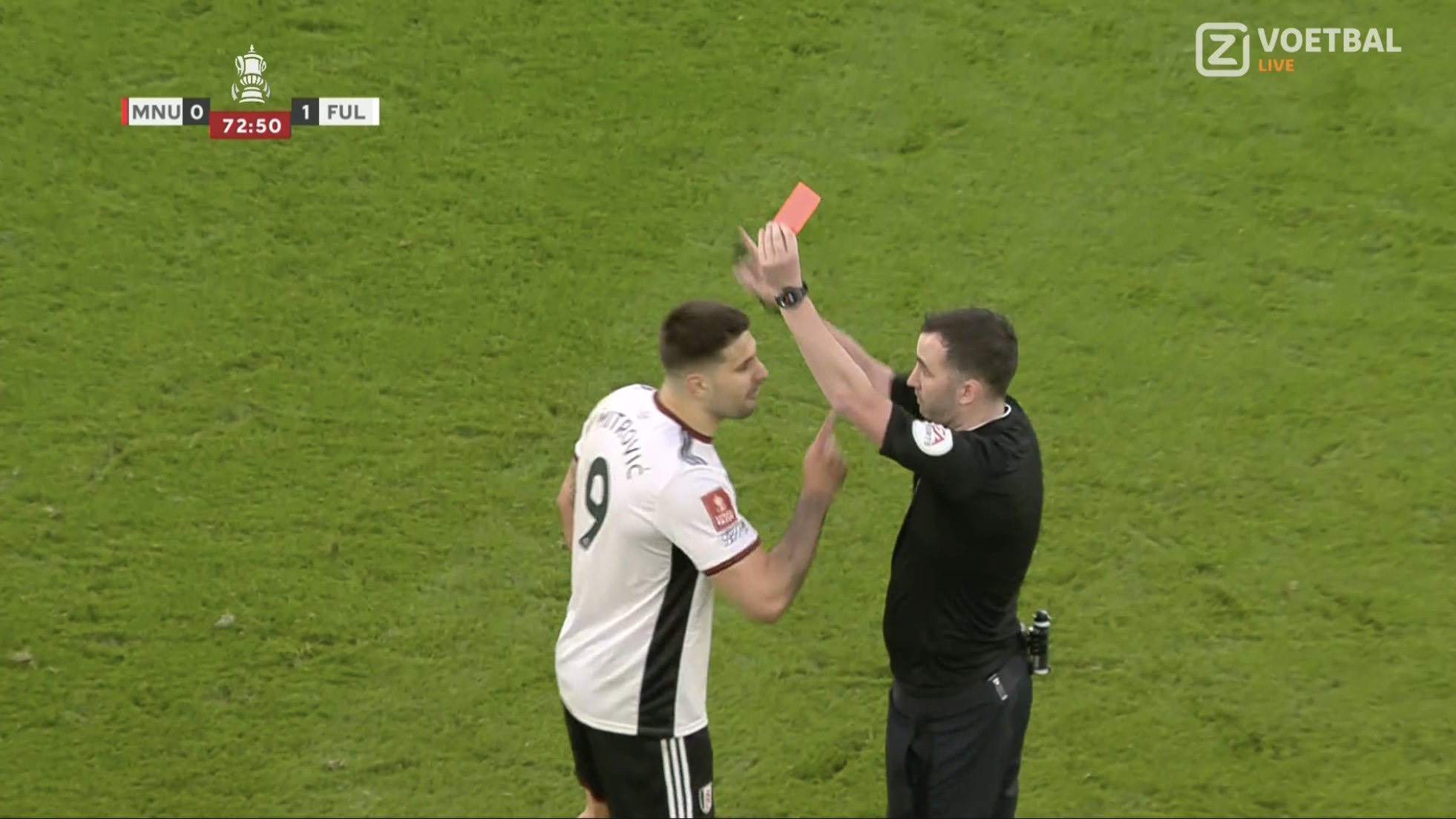 Fulham nhận 3 thẻ đỏ cùng lúc.