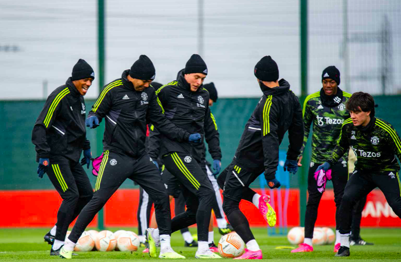 Tuy nhiên, điều đó không làm dàn sao Man Utd lo lắng. Buổi tập này xuất hiện nhiều tiếng cười. Các cầu thủ tỏ ra thoải mái trước trận đấu quan trọng.