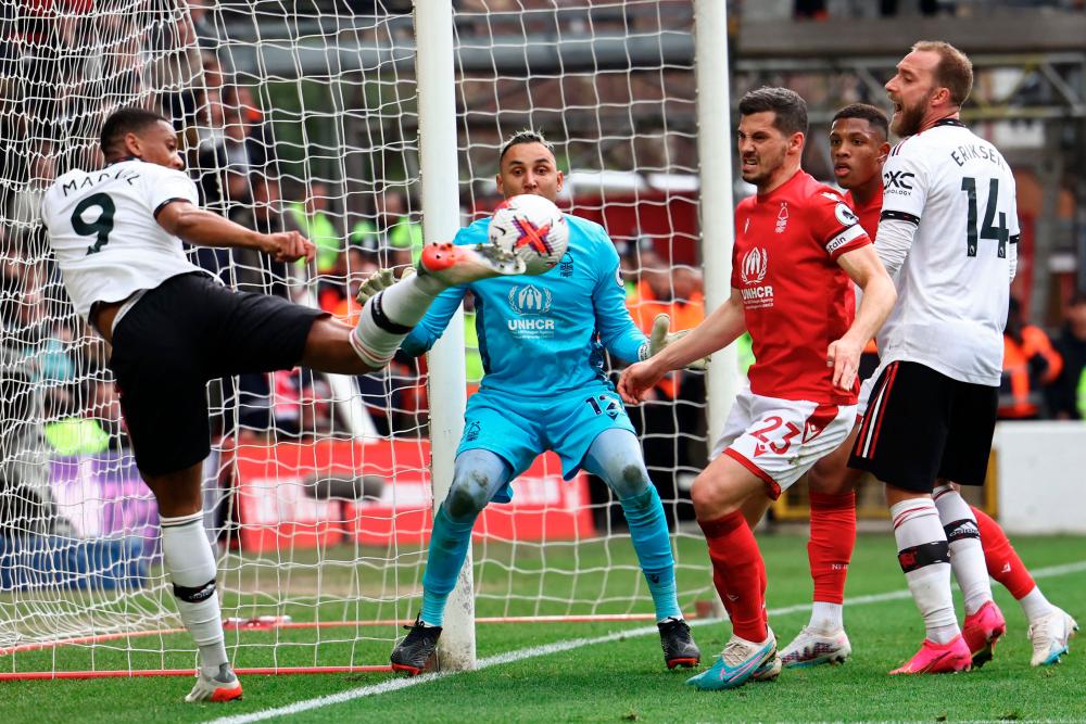 Anthony Martial có trận thứ 2 liên tiếp đá chính trước khi rời sân nhường chỗ cho Wout Weghorst.