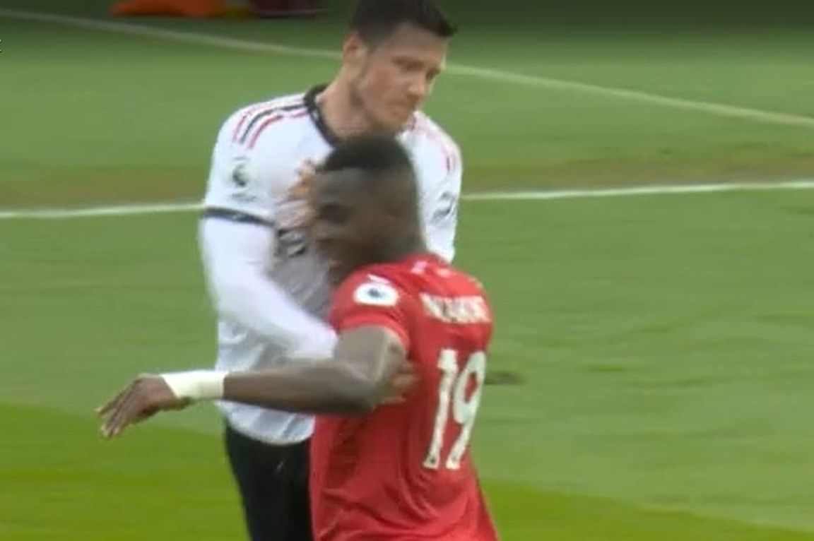 Nếu VAR vào cuộc, Weghorst có thể bị đuổi khỏi sân. Thủ thành Keylor Navas và các cầu thủ đội chủ nhà tỏ ra phẫn nộ. Nhưng trọng tài không thay đổi quyết định.