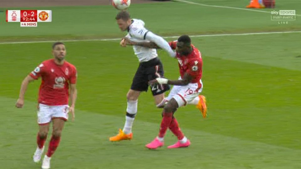 Xuất phát từ một tình huống tranh chấp, Weghorst bị cầu thủ Nottingham Forest theo kèm rất chặt.