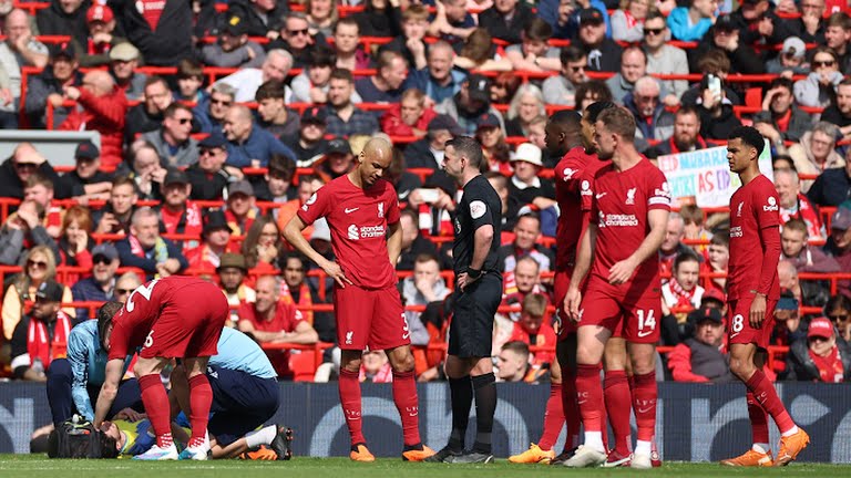 Ngay từ khi tiếng còi khai cuộc của trọng tài vang lên, The Kop dồn lên ép sân. Họ kiểm soát bóng hơn 80% trong khoảng 40 phút đầu tiên.