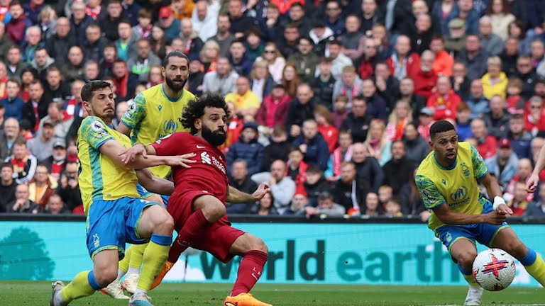 Tỷ số chưa dừng lại ở đây. Tới phút 70, Mohamed Salah ghi bàn thứ ba cho Liverpool sau pha tiếp bóng nhạy cảm. VAR vào cuộc nhưng công nhận bàn thắng cho chân sút người Ai Cập.