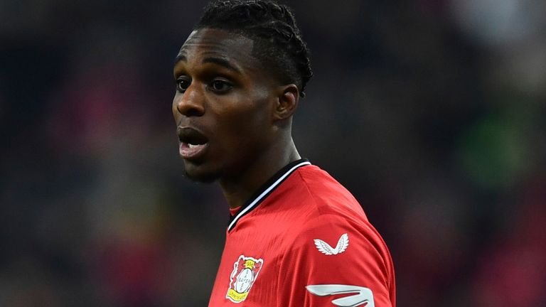 Aaron Wan-Bissaka và Diogo Dalot không có sự ổn định nên Jeremie Frimpong sẽ là một sự lựa chọn hợp lý. Cầu thủ này ghi 8 bàn và có 6 kiến tạo sau 29 trận ở Bundesliga mùa này.