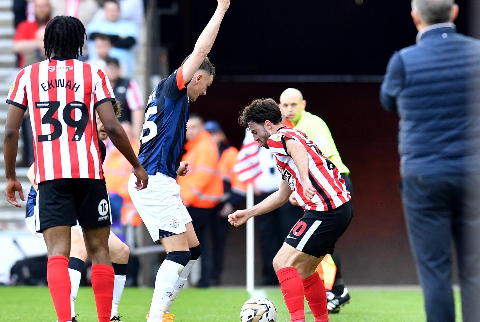 Với việc đứng thứ 6 ở Championship mùa này, Sunderland chắc suất dự play-off thăng hạng Premier League. Khuya 13/5 (giờ Việt Nam), Mèo đen bước vào lượt trận bán kết đầu tiên tiếp đón Luton - đội xếp thứ 3 ở Championship.