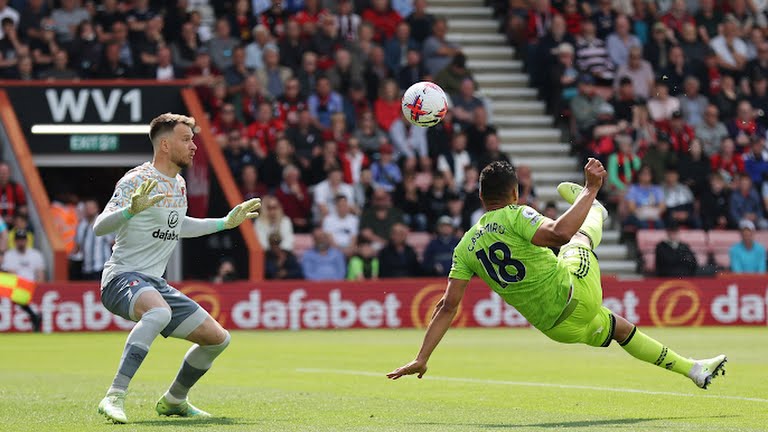 Casemiro ghi bàn đẹp mắt mở tỷ số.