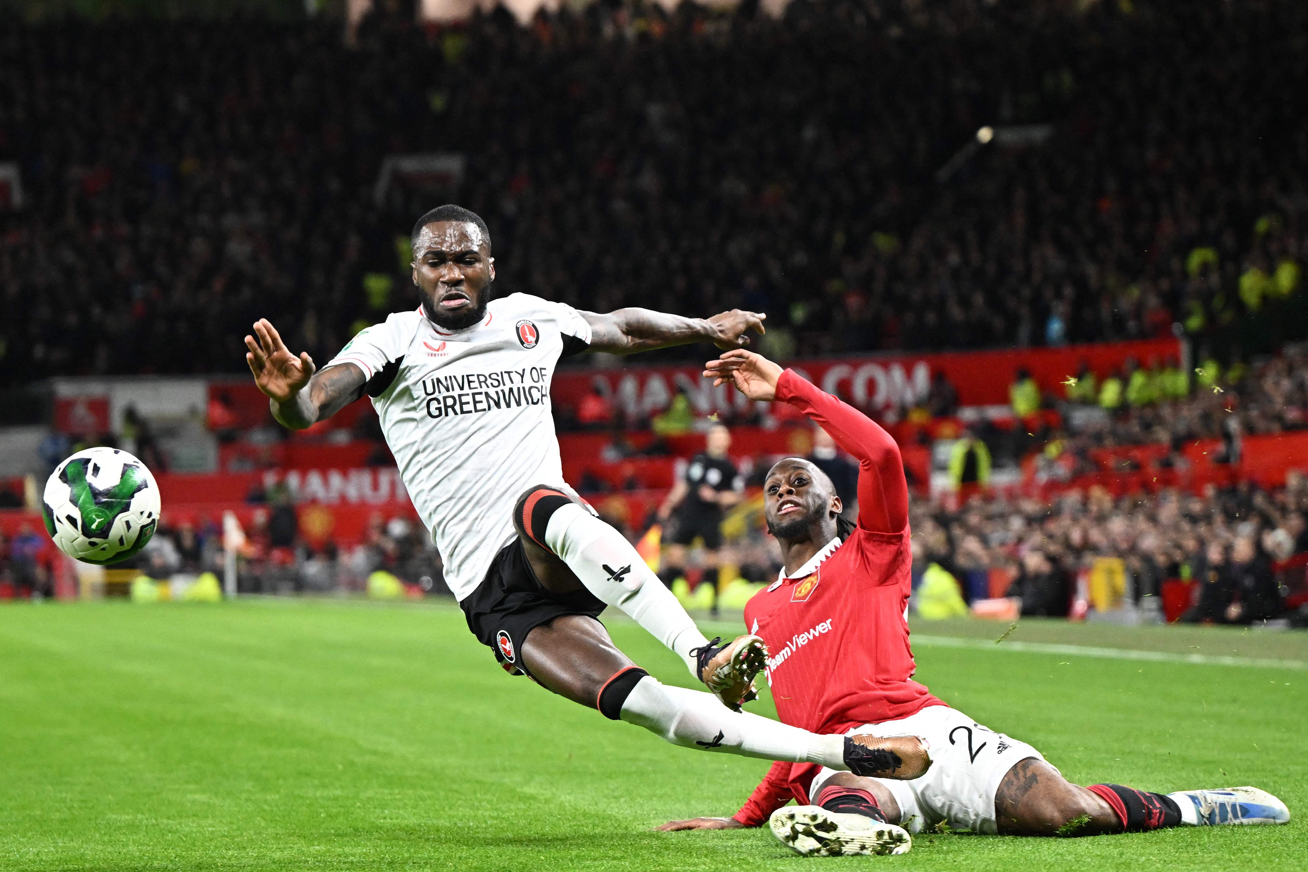 Aaron Wan-Bissaka gia nhập Man Utd vào năm 2019 và nhanh chóng thổi một luồng gió mới vào lối đá của Man Utd. Anh chính là một trong những bản hợp đồng đầu tiên của Quỷ đỏ dưới triều đại Ole Gunnar Solskjaer.