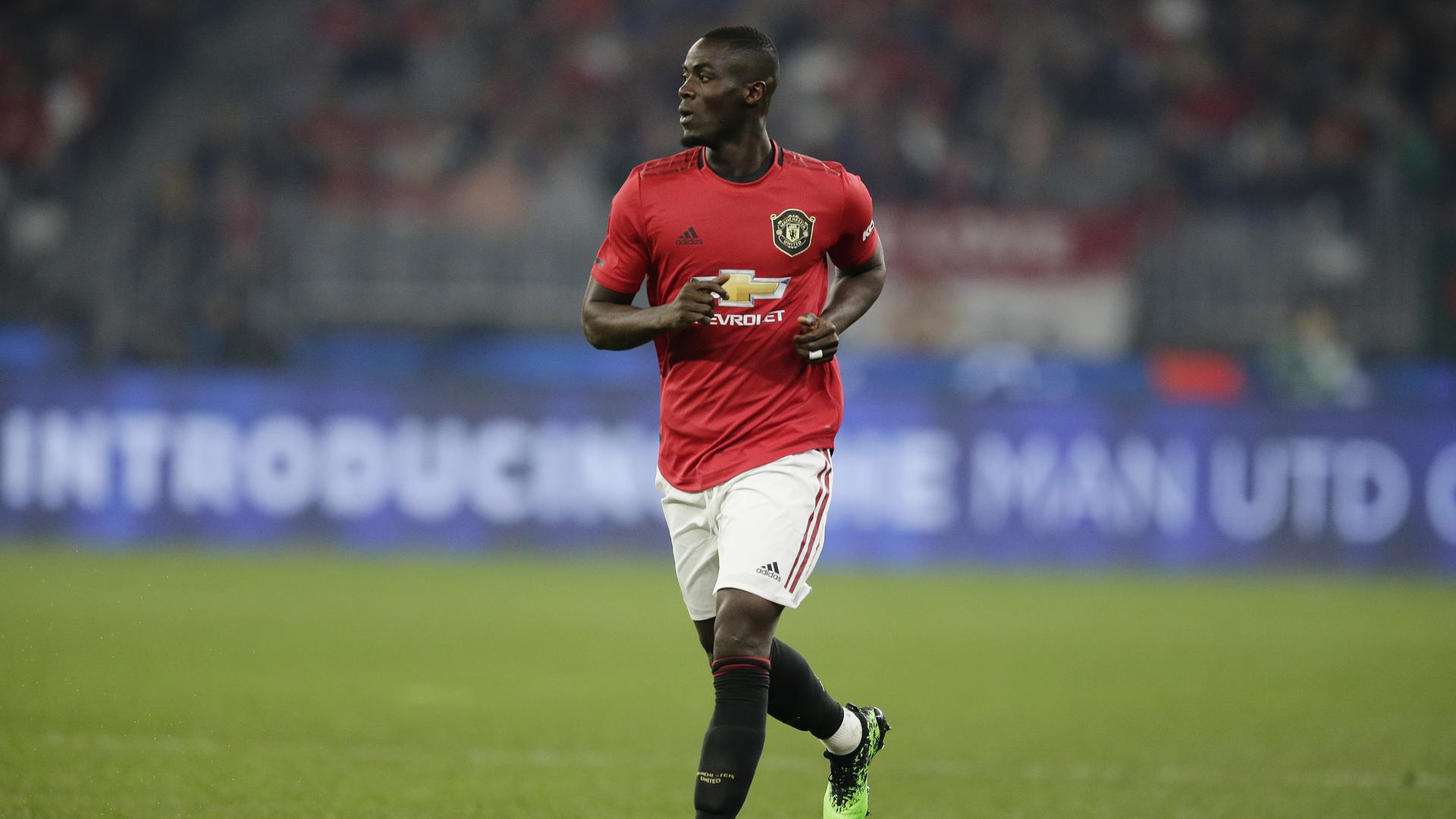Man Utd cần phải bán đi Bailly.