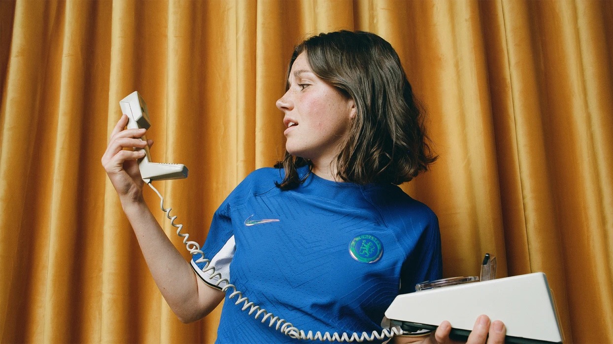 Đáng chú ý, mẫu áo đấu này không có nhà tài trợ. Hợp đồng tài trợ của Chelsea với mạng di động Three đã hết hạn. Trước đó, Chelsea bị Premier League từ chối cấp phép hợp đồng tài trợ áo đấu mới với Paramount Plus do lo ngại xung đột lợi ích với các đối tác phát sóng của giải.